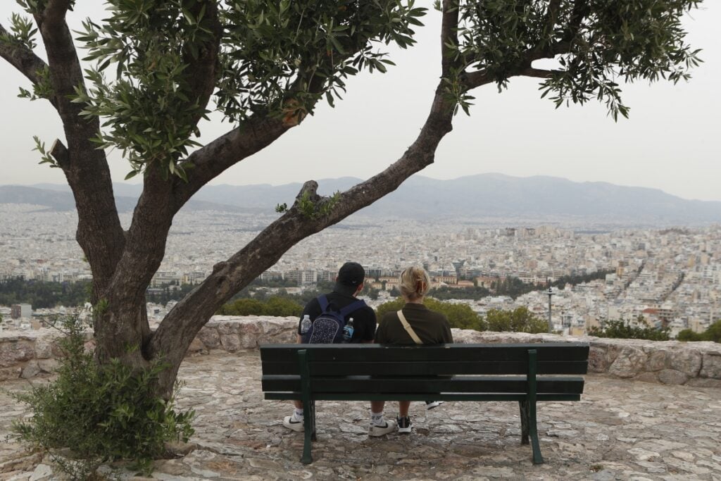 Καιρός:-Αφρικανική-σκόνη-και-35άρια-«πνίγουν»-τη-χώρα