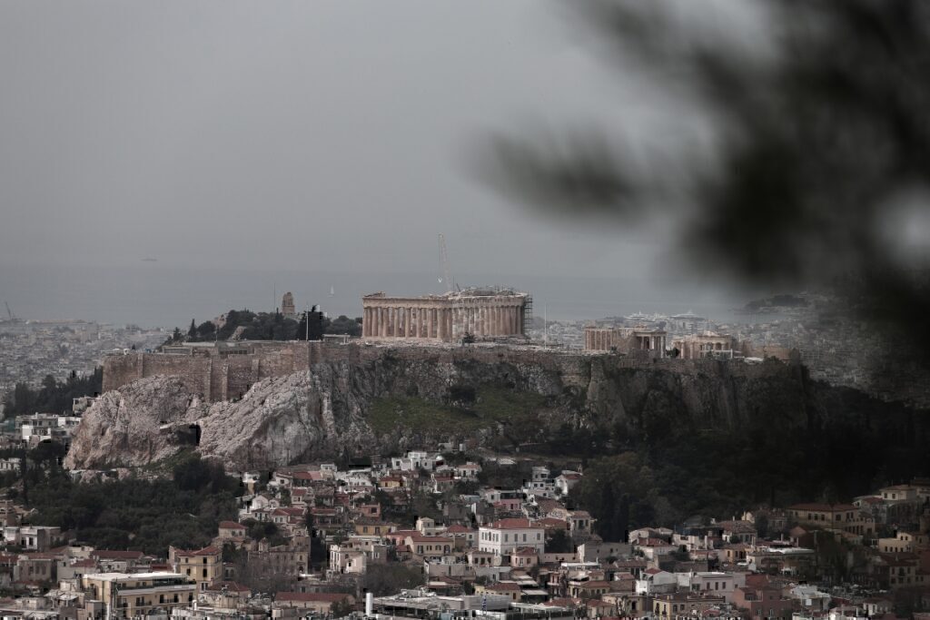 Καιρός:-Αφρικανική-σκόνη-και-τοπικές-βροχές-–-Αύξηση-της-θερμοκρασίας-έως-και-35-βαθμούς