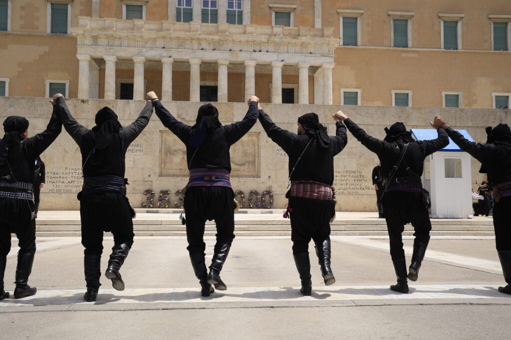 Οι-Εύζωνες-με-Ζίπκα:-Η-Προεδρική-Φρουρά-τίμησε-τη-Γενοκτονία-των-Ποντίων-[εικόνες]