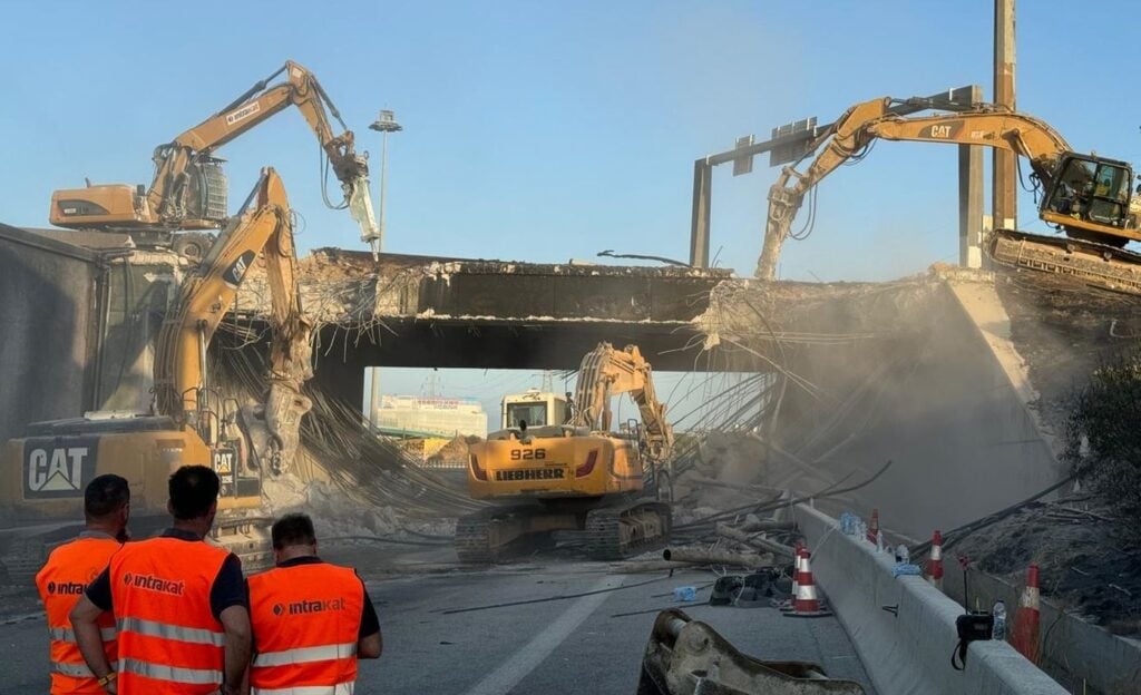 Ισθμός:-Κατεδαφίστηκε-τμήμα-της-γέφυρας-Όλες-οι-κυκλοφοριακές-ρυθμίσεις-Έκκληση-από-την-Τροχαία-–-Ελεύθερος-Τύπος