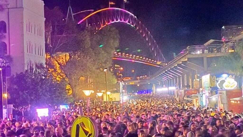 people-reportedly-trapped-in-large-crowds-at-vivid-sydney