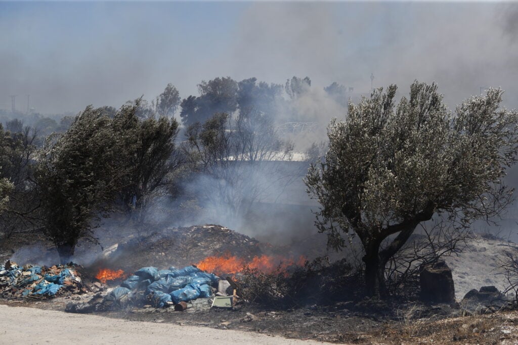 Σε-ύφεση-και-χωρίς-ενεργό-μέτωπο-η-φωτιά-στη-Βάρης-Κορωπίου