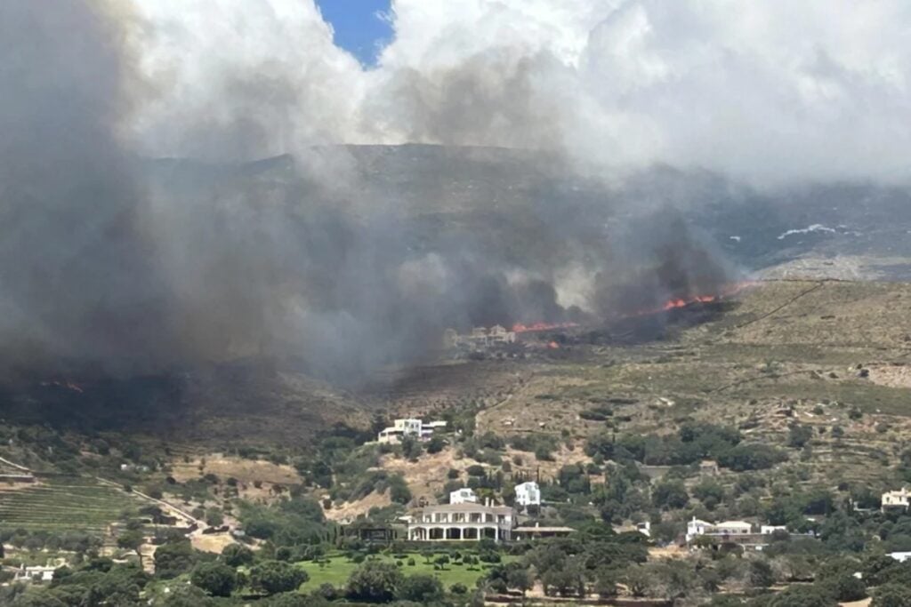 Φωτιά-σε-δάσος-στην-Άνδρο-–-Εκκενώνονται-4-οικισμοί