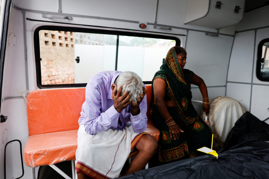 Ινδία:-Πώς-ποδοπατήθηκαν-μέχρι-θανάτου-121-πιστοί