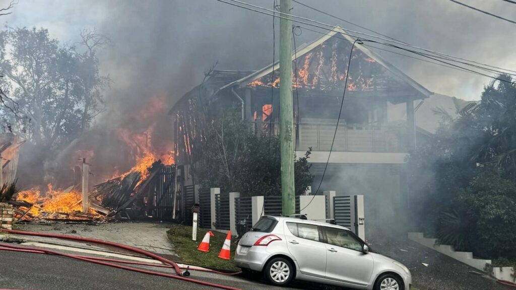 two-homes-destroyed-in-huge-brisbane-fire