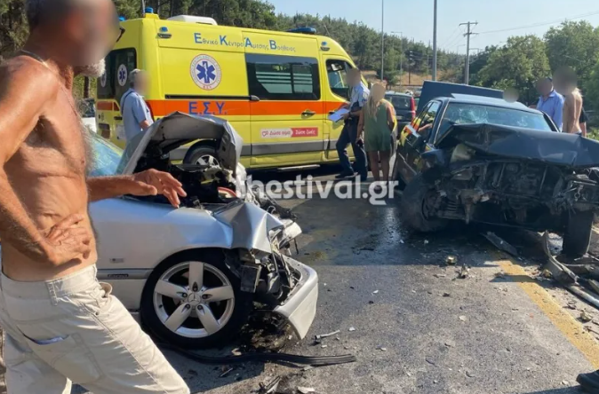 Θεσσαλονίκη:-Συγκρούστηκαν-μετωπικά-δυο-Ι.Χ-–-Τρεις-τραυματίες