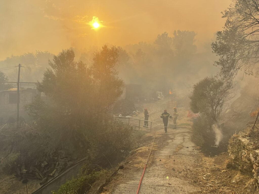 Φωτιά-στο-Ρέθυμνο:-Μπαράζ-μηνυμάτων-του-112-–-Στην-μάχη-10-εναέρια