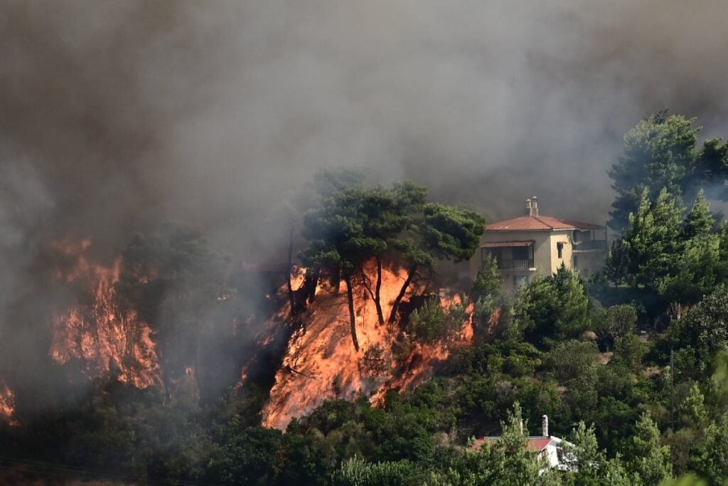 Φωτιά-στην-Αττική:-Εκκενώνονται-2-νοσοκομεία-στην-Πεντέλη-–-Μάχη-δίνουν-29-εναέρια-μέσα-–-Σε-ετοιμότητα-6-περιοχές