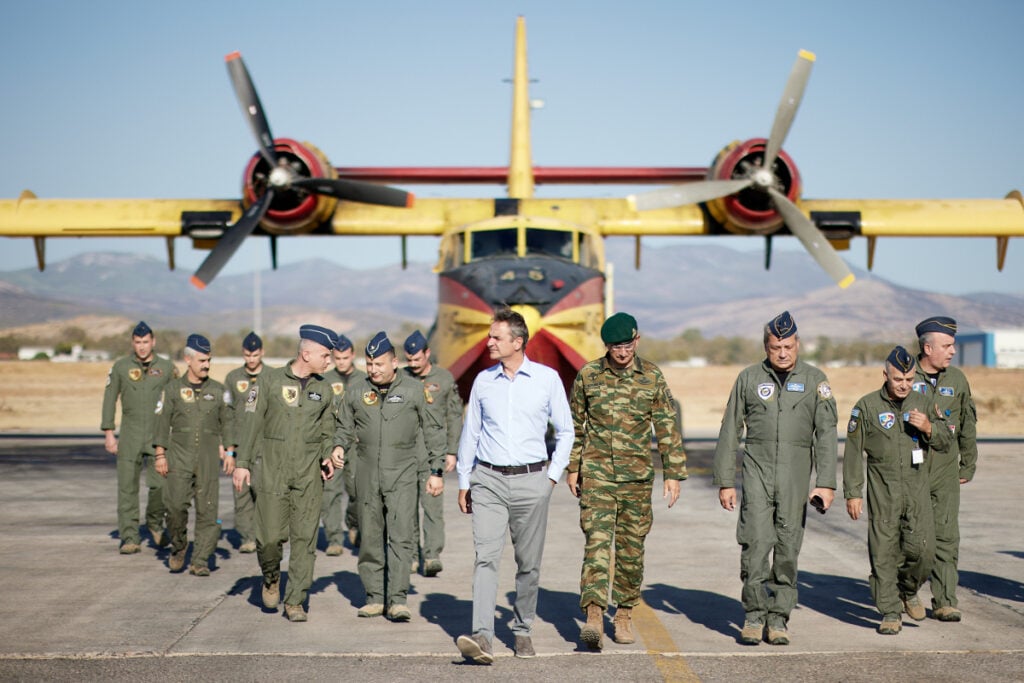 Στην-βάση-των-canadair-στην-Ελευσίνα-o-Μητσοτάκης