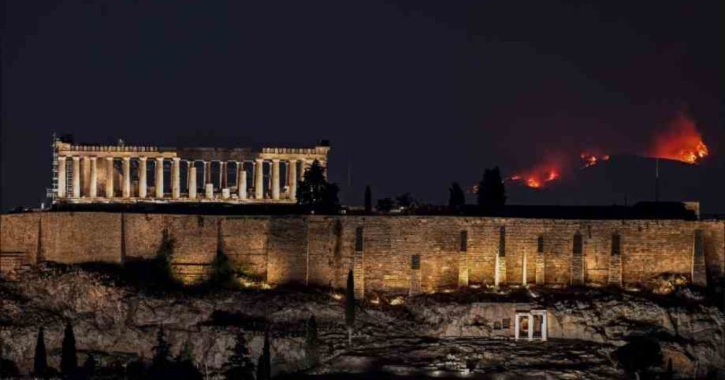 Δασικές-πυρκαγιές:-Ένοχοι-τα-πεύκα,-πυροσβέστες-μόνο-με-φτυάρια