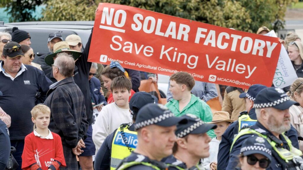 farmers-stage-mass-protest-outside-premier’s-lunch