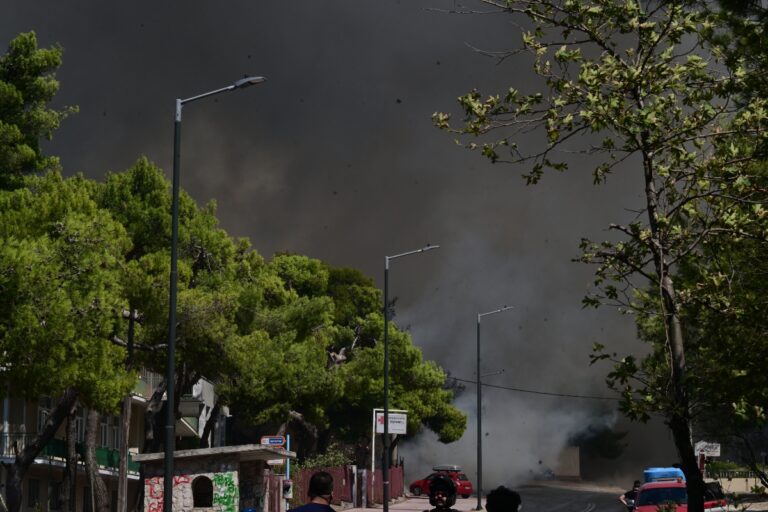 Φωτιά στην Αττική: Χαραμάδα αισιοδοξίας από τον Κολυδά – Πότε θα κοπάσουν οι άνεμοι [βίντεο]