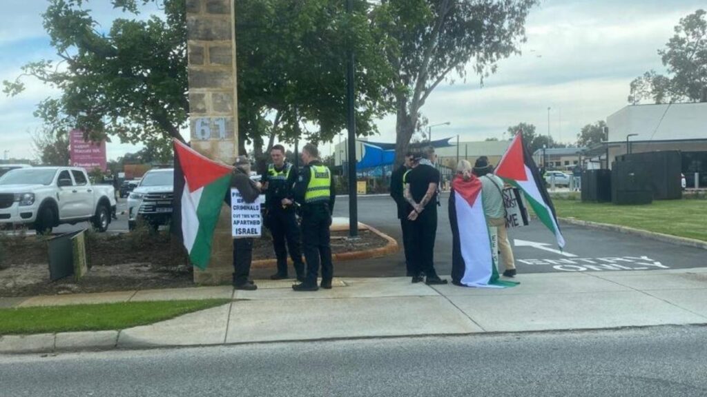 pro-palestine-protest-outside-jewish-school