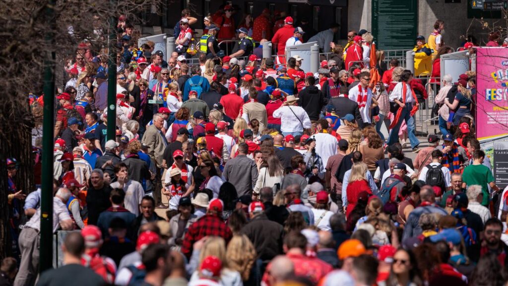 mass-crowds-flock-to-grand-final-showdown