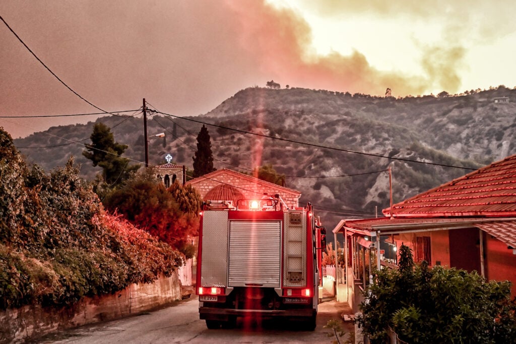 Φωτιά-στην-Κορινθία:-Τραυματίστηκαν-δύο-πυροσβέστες-–-Στα-Τρίκαλα-κατευθύνεται-η-καταστροφική-πυρκαγιά