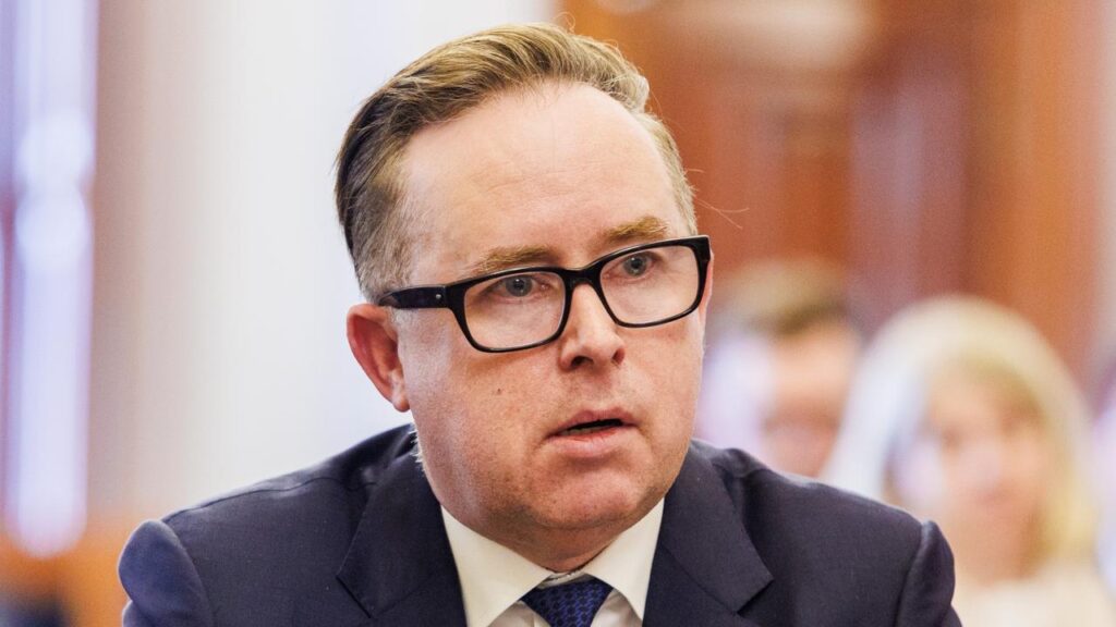 qantas-confirms-alan-joyce-will-receive-$2m-in-additional-payments