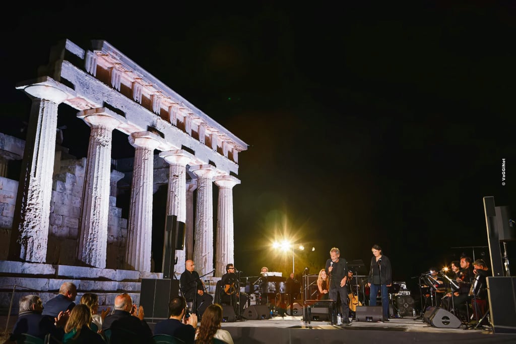 Σταύρος-Ξαρχάκος:-Ταξίδι-στο-φως-με-τον-μαέστρο-–-Ο-«ΕΤ.»-στη-συναυλία-του-κορυφαίου-συνθέτη-στον-Ναό-της-Αφαίας,-στην-Αίγινα-–-Ελεύθερος-Τύπος