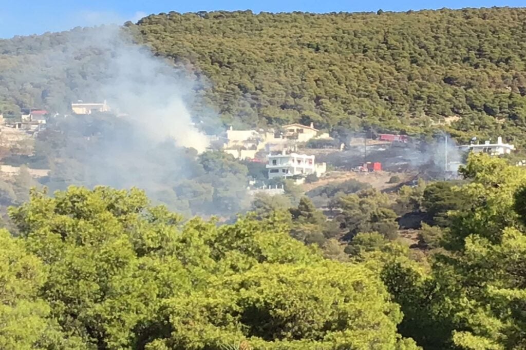 Φωτιά-στην-Κερατέα-–-Σηκώθηκαν-εναέρια-μέσα-–-Ελεύθερος-Τύπος