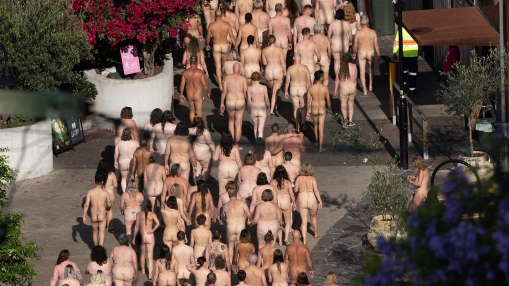 shock-as-huge-nude-crowd-takes-over-bridge