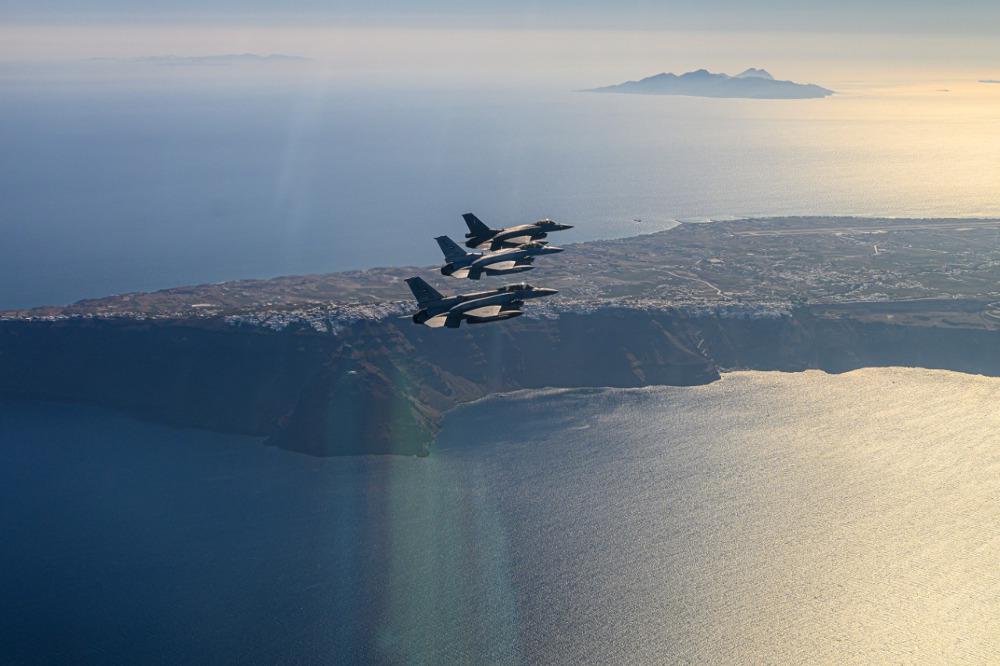 Στην Ουκρανία πόλεμος και ο Τούρκος τον χαβά του - 60 παραβιάσεις και 2 εμπλοκές πάνω από το Αιγαίο