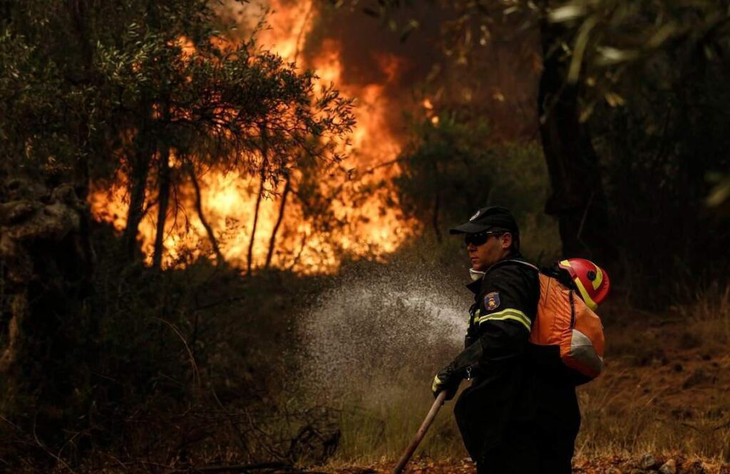 Φωτιά-στην-Αχαΐα-–-Επιχειρούν-88-πυροσβέστες-–-Ελεύθερος-Τύπος