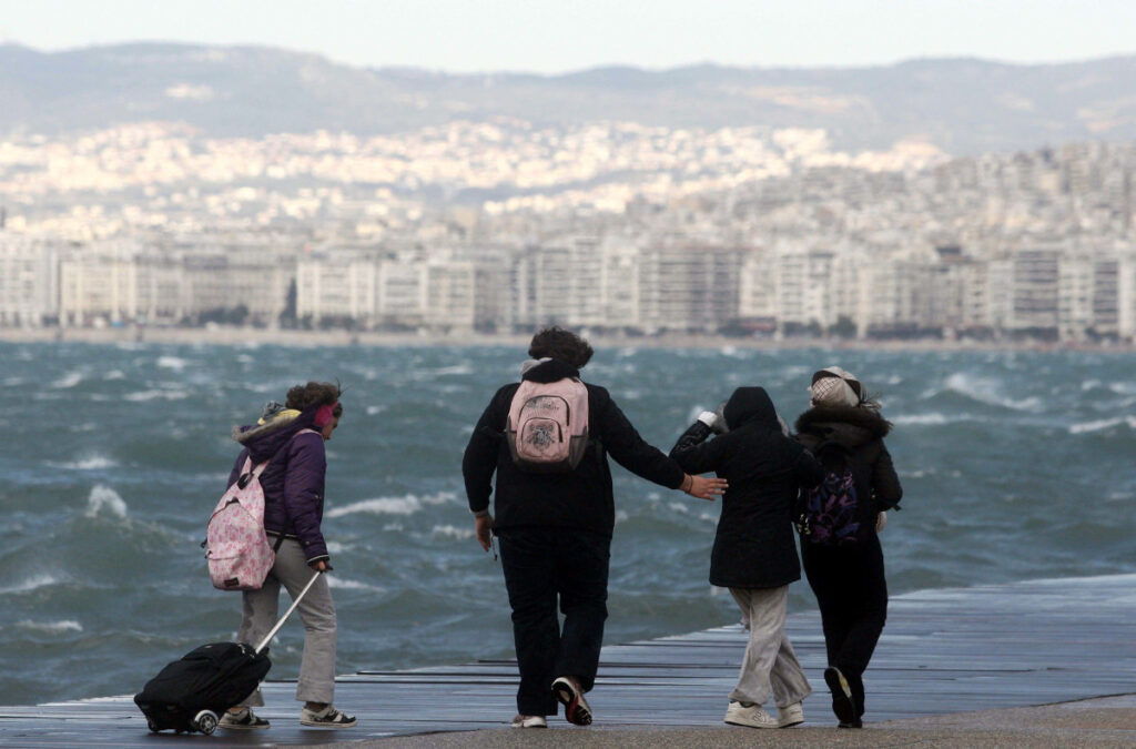 Καιρός:-Ψυχρή-εισβολή-φέρνει-τσουχτερό-κρύο-–-Πού-θα-χιονίσει