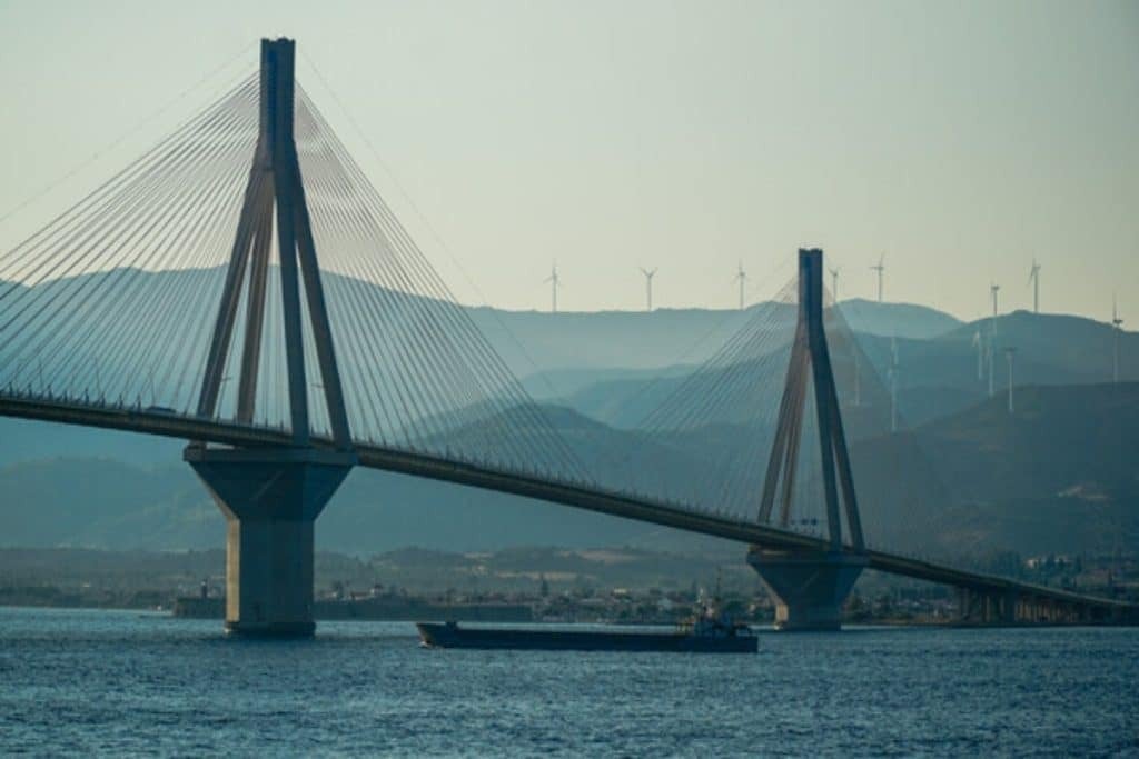 Λιμάνι-Αντιρρίου:-Προσάραξη-φορτηγού-πλοίου