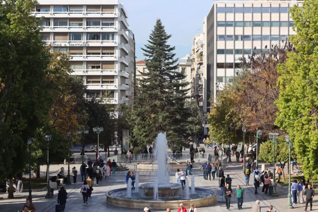 Στήθηκε-το-Χριστουγεννιάτικο-δέντρο-στο-Σύνταγμα-ύψους-σχεδόν-20-μέτρων